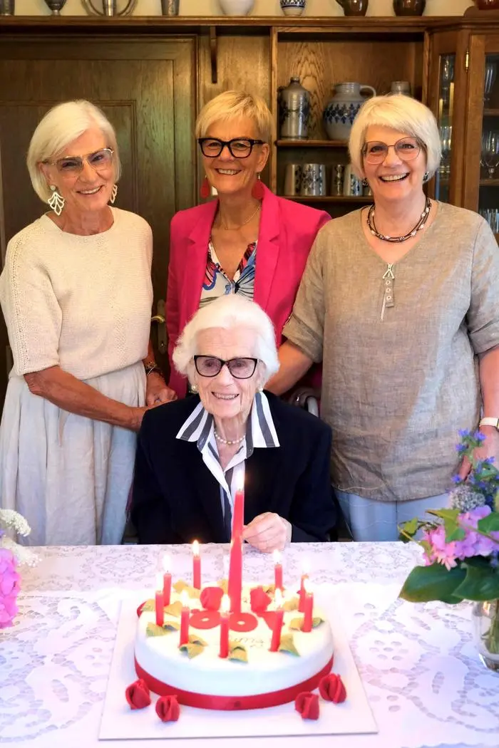 Margarete Nitsch mit ihren Töchtern Brigitte, Lisbeth und Ursula