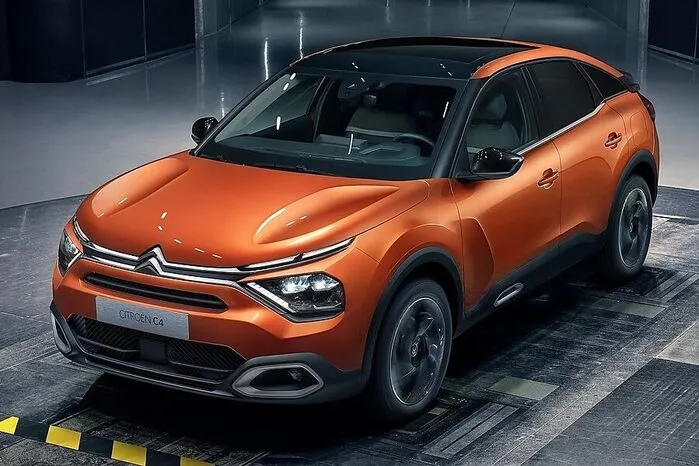 Der neue Citroën C4 mutiert zum Crossover, der als Benziner, Diesel und Stromer zu haben sein wird. Der Stromableger wird unter dem Namen ë-C4 firmieren und hat eine maximale Leistung von 100 kW (136 PS) und einen Aktionsradius von bis zu 350 Kilometern, gemessen nach dem WLTP-Zyklus.