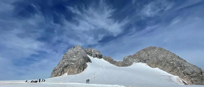 Der Dachstein: Links außen der Klettersteig zum Gipfel über die "Schulter", am Anfang des großen Schneefeldes unterhalb des Massives liegt die "Randkluft". Dort stürzten am Samstag zwei Bergsteiger in eine Gletscherspalte