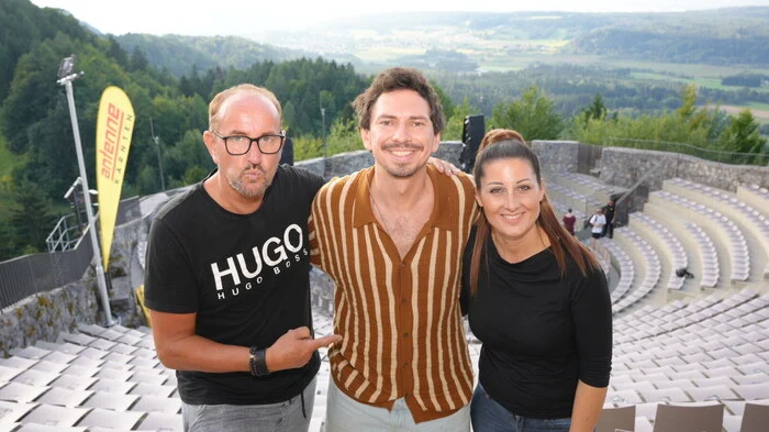 Zum vierten Mal gastiert Julian le Play schon mit einem Konzert auf der Burgarena Finkenstein. Mit ihm freuen sich Veranstalter Wolfgang Kudler und Moderatorin Schirin Zandi. 