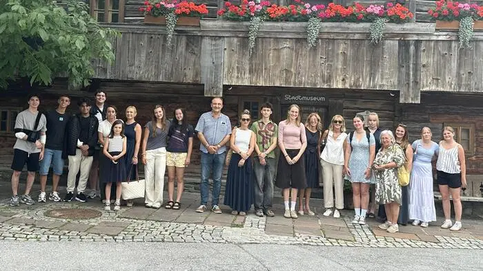 Die Jugendlichen und ihre Betreuer zu Besuch beim Schladminger Stadtmuseum