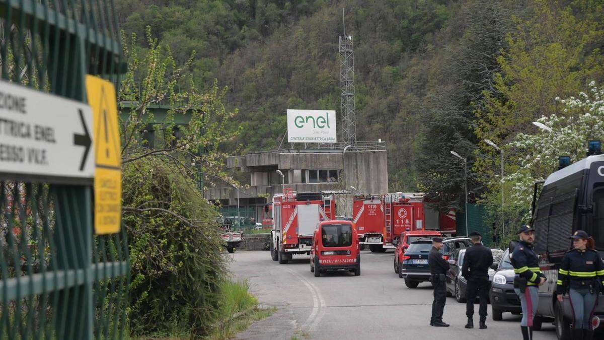 Wegen des starken Rauches hatte die Feuerwehr Schwierigkeiten, in das vom Energiekonzern Eni betriebene Wasserkraftwerk zu gelangen