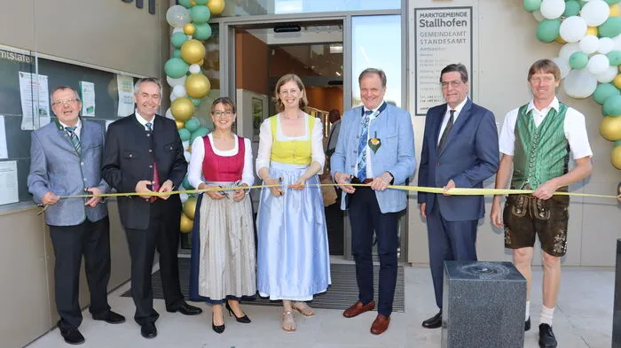 Nach nur zweijähriger Bauzeit wurde das Gemeindezentrum in der Marktgemeinde Stallhofen samt neuer Außenanlage und Gehweg offiziell seiner Bestimmung übergeben. Bürgermeister Franz Feirer konnte zur Eröffnung neben zahlreichen Gemeindebewohnern auch Ehrengäste aus Politik, Wirtschaft und Kultur im neuen Gebäude begrüßen.