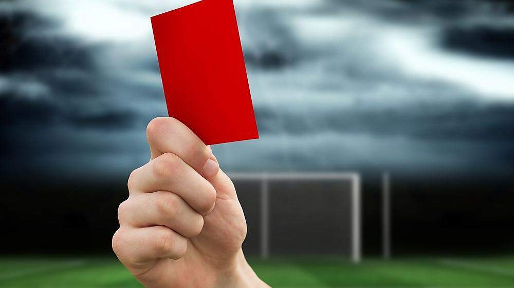 Vom Schiedsrichter gab es die Rote Karte, der Fußballer wurde für drei Spiele gesperrt