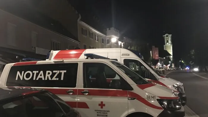 Nahe des Gnaser Hauptplatzes fielen Donnerstag am frühen Abend die Schüsse. Das Rote Kreuz stand auf Abruf bereit.