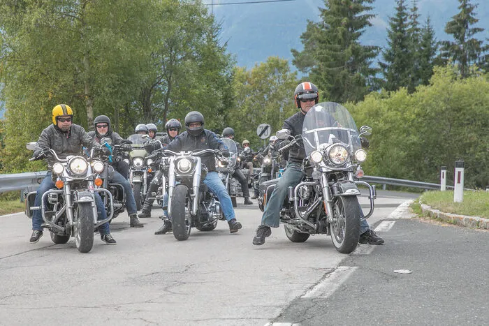 Am Nachmittag geht es weiter über Radenthein Bad Kleinkirchheim Hochrindl und dann über Treffen wieder zurück ins Harley Village nach Faak.  Insgesamt inkl. Tourguide und Safeties unseres Chapters nehmen an der Ausfahrt circa 96  Maschinen und 100 Teilnehmer teil.