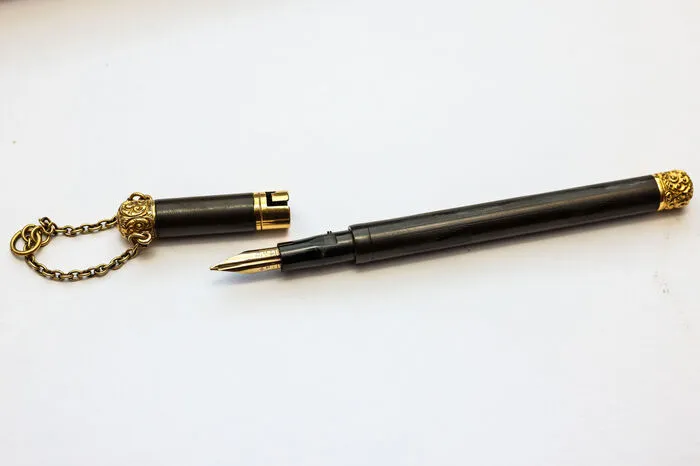 So manch ein vornehmer Herr trug die Füllfeder wie eine Taschenuhr. An der Kappe wurde dafür noch ein Anhänger angebracht.
