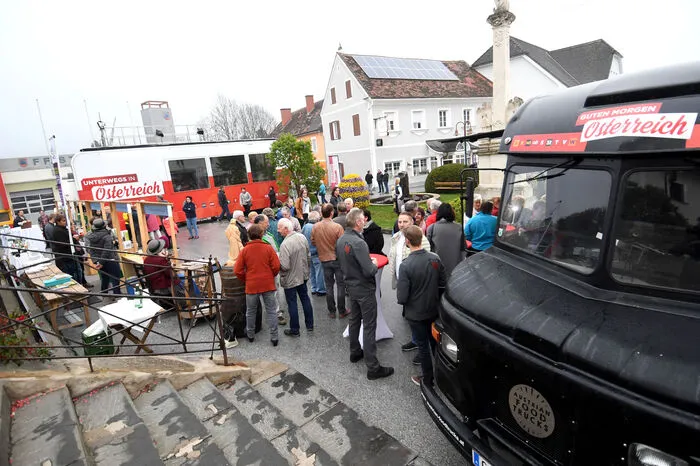 Neben dem mobilen Studio (im Hintergrund) gab es einen Truck mit Kaffe und zahlreiche Stände mit köstlichen Produkten aus der Heimat.
