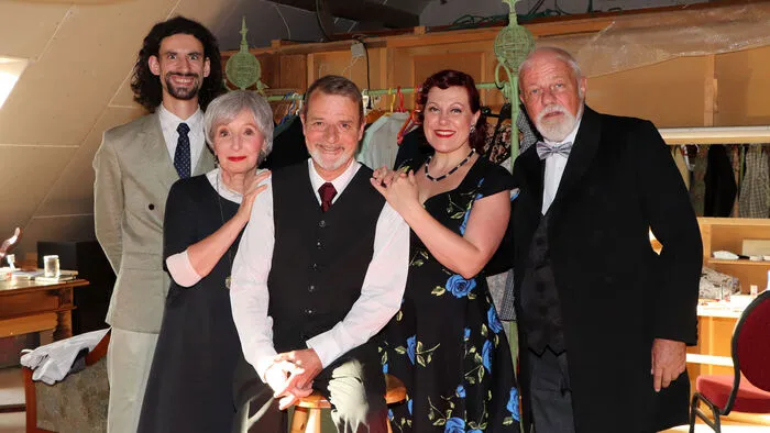 "Ingeborg" Komödie von Curt Goetz, Regie: Ronald Pries,  Die Darsteller am Foto von Links: Manuel Dragan, Christa Pillmann, Christian Buse, Dagmar Sickl und Ronald Pries.  Vorstellungen: 02.07. bis 28.08. Abendvorstellungen 19:30 Uhr: jeden Do, Fr, SaNachmittagsvorstellungen 15 Uhr: So, 10.07., 17.07., 24.07., 31.07., So, 07.08., 14.08., 21.08., 28.08.