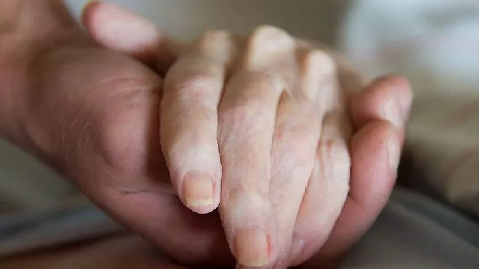 Der Schweizer Palliativmediziner Gian Domenico Borasio nennt das Thema Sterbehilfe eine "Nebelkerze", die von wichtigeren Themen ablenke: etwa für eine flächendeckende palliative Versorgung und mehr Personal in der Alten- und Krankenpflege zu sorgen
