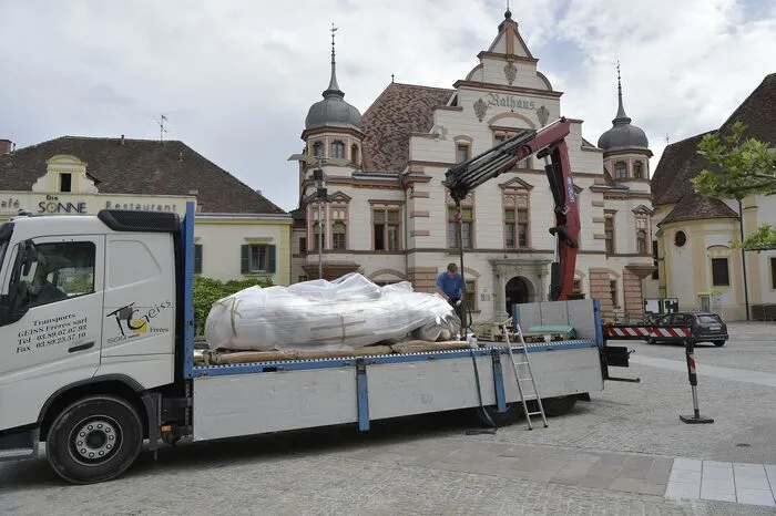 Gut verpackt kam das wertvolle Kunstwerk von Erwin Wurm an.