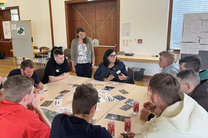 Mit Cornelia Izzo (ÖVP) unterhielten sich dei Schülerinnen und Schüler über das Thema Gastronomie.