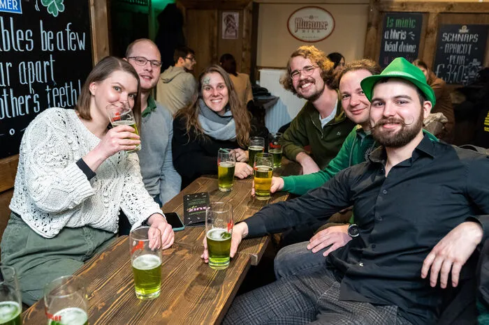 ... gefeiert wurde in allen Irish Pubs, zB dem Dublin Road ...