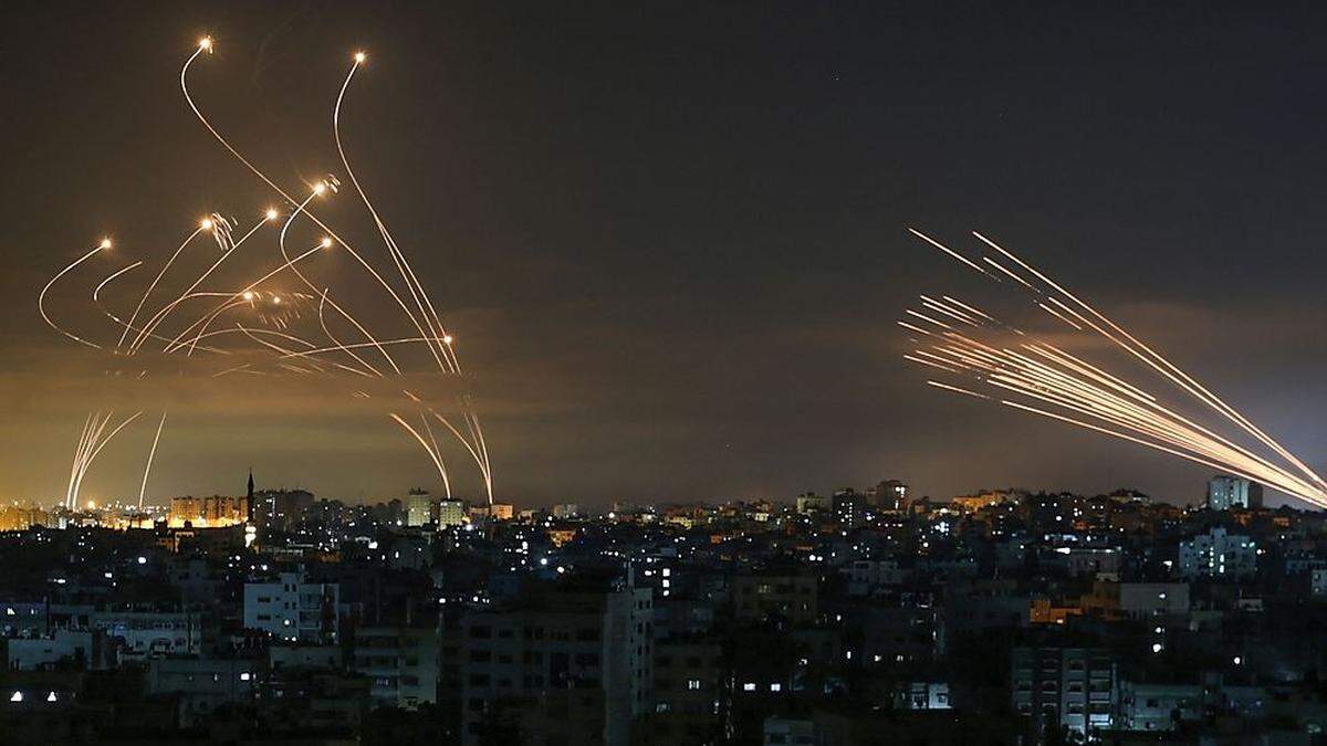 Israels Armee hat in der Nacht auf Freitag ihre Angriffe auf den Gazastreifen noch verschärft.