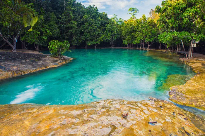 Neben den zahlreichen Traumstränden, die Thailand zu bieten hat, gibt es auch Bademöglichkeiten mitten im Dschungel. Im smaragdgrünen "Emerald Pool" taucht man in eine mystische Welt ein.