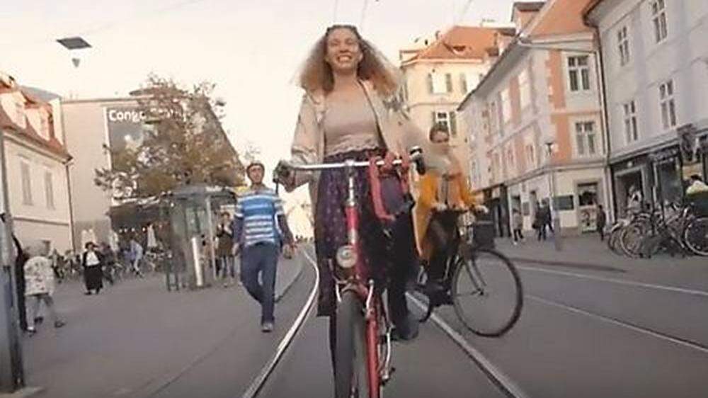 Im Video zu &quot;Stadtrad fahren&quot; wird viel mit dem Stadtrad gefahren