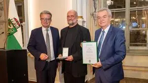 Dieter Vorös aus Oppenberg erhielt das Goldene Ehrenzeichen von Landeshauptmann Christopher Drexler (li.) und dessen Stellvertreter Anton Lang (re.)