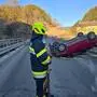 Das Auto überschlug sich und blieb auf dem Dach liegen
