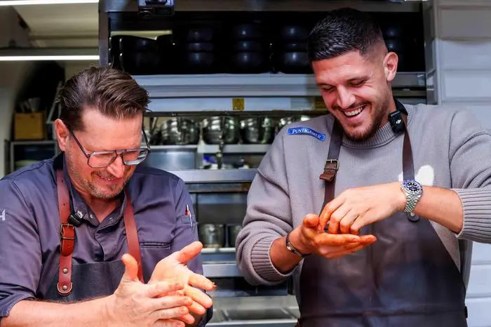 Handgemachte Cevapcici – und der Schmäh hörte nicht auf zu rennen