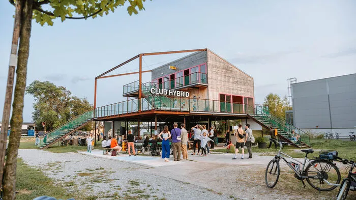 Drei Jahre lang war der Club Hybrid in der Grazer Herrgottwiesgasse auf einem nicht genutzten Grundstück der Stadt Graz zu Hause und wurde mit unterschiedlichsten Projekten zwischen Kunst und Architektur bespielt.