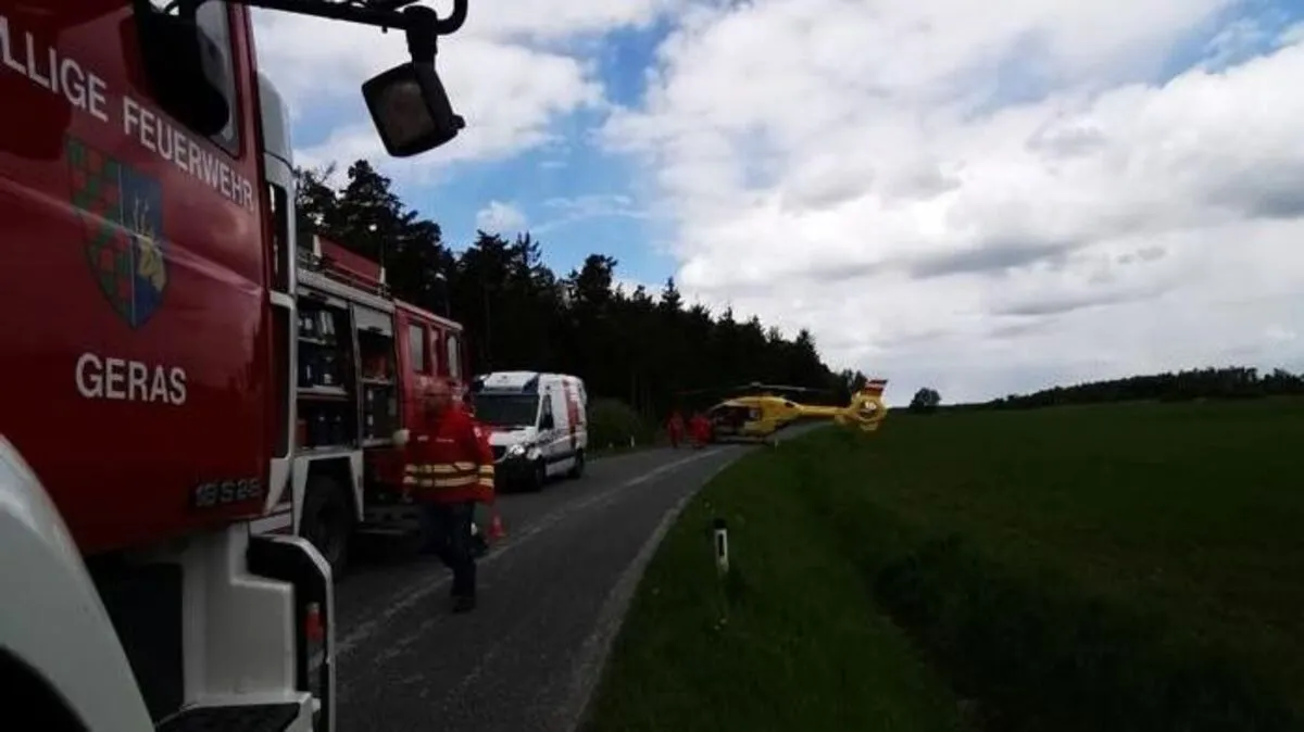 49-Jähriger prallte mit Pkw gegen Baum: Einsatz für Feuerwehr und Rettungshubschrauber