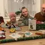 Familie Obweger schenkt armen Kindern eine Weihnachtsfreude: Simon (14), Lara (5) und Hannah (13) mit Papa Albin Mariacher