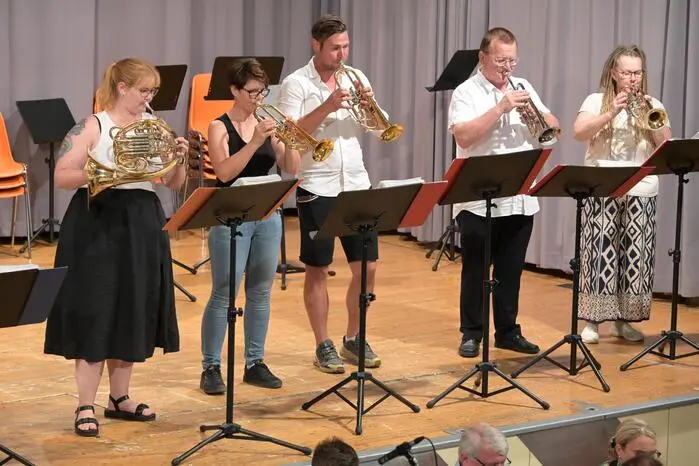 Es folgten etwa 20 Beiträge aus verschiedenen Alters- und Instrumentengruppen sowie Musikstilen.