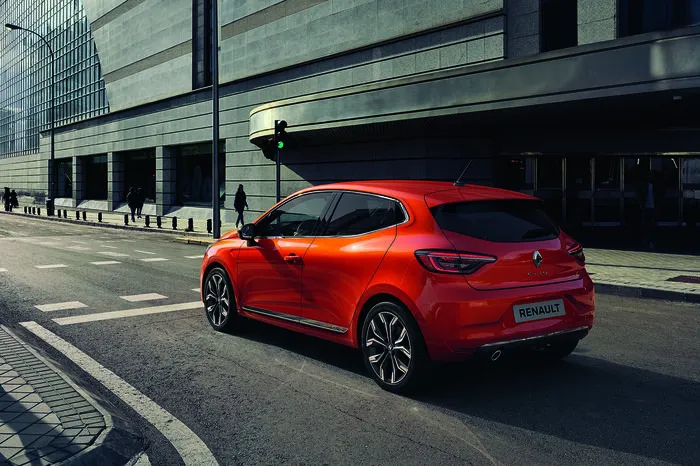 Es wird flankiert von LED-Scheinwerfern und den Tagfahrlichtern in der für Renault typischen C-Form.