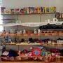 14 Freiwillige bringen den Kost-Nix-Laden in Gallizien auf Trab. Die Regale wurden gespendet
