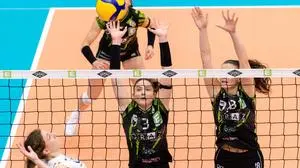 GRAZ,AUSTRIA,26.OCT.25 - VOLLEYBALL - AVLW, Austrian Volley League Women, UVC Graz vs Erzbergmadln Trofaiach Eisenerz. Image shows Eva Schuller (Graz) and Jana Rosenberger (Graz). Photo: GEPA pictures/ James Doak