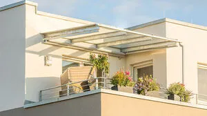 Nicht ordentlich gesicherte Blumenkisten gefährden die Nachbarn unter dem Balkon