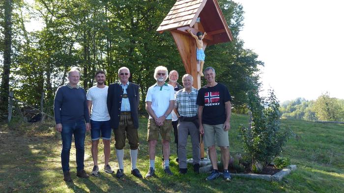 Die Projektbeteiligten voller Freude über die Einweihung des neuen Wegekreuzes auf der Remschniggalm