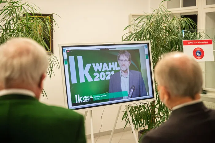 Als großer Wahlsieger fühlt sich Grünen-Spitzenkandidat Andreas Lackner: „Wir sind die Einzigen, die Stimmen dazugewonnen haben.“ Es sei genau das erhoffte Ergebnis geworden. Besonders stolz ist Lackner auf die 26 Prozent in seiner Heimatgemeinde Deutsch Goritz, ebenso Heimat von Maria Pein, und generell auf das Ergebnis in der Oststeiermark. „Wo wir noch Aufholbedarf haben, ist die Obersteiermark, da ist es auch schwer, Leute zu finden, die sich trauen, für Grün zu kandidieren.“ In der Vollversammlung der Kammer will seine Fraktion eine Kontrollfunktion ausüben und sich besonders für Klein- und Mittelbetriebe einsetzen.