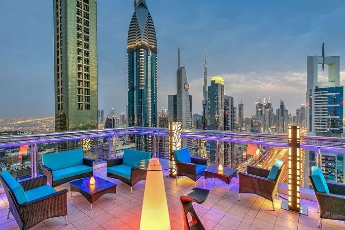 Wie in jeder kosmopolitischen Stadt, die etwas auf sich hält, sind Rooftop Bars DER „Place to be“ für junge und hippe Leute. Eine der besten Rooftop Bars in Dubai ist die Level 43 Sky Lounge mit einer atemberaubenden Sicht auf die Skyline von Dubai. Besonders bei Nacht, wenn die Lichter der Wolkenkratzer das Stadtbild erleuchten, ermöglicht die Bar einen einzigartigen Ausblick auf Dubai. Außerdem können die berühmtesten Sehenswürdigkeiten der Stadt von ebendort betrachtet werden, während man gemütlich an einem köstlichen Cocktail nippt.