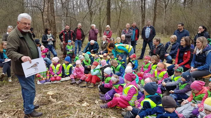 Volker Zurl gab den Kindern Erklärungen zu den einzelnen Waldvögeln.