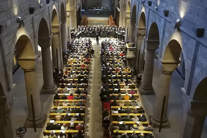  Der Titel verweist auf die berühmte „Motette WAB 23“ von Anton Bruckner, die er 1869 zur Einweihung der Votivkapelle im Linzer Mariä-Empfängnis-Dom komponierte.