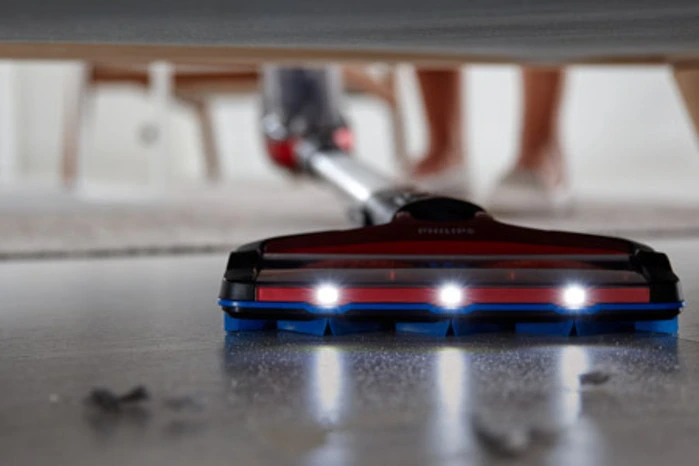 LED-Düse macht versteckten Staub, Haare, Krümel und Glassplinter sichtbar. Jetzt mehr über Philips SpeedPro Max erfahren »