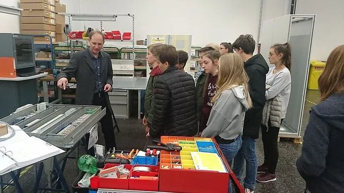 Vor allem die Prüfstände hatten es den jungen Damen und Herren angetan.
