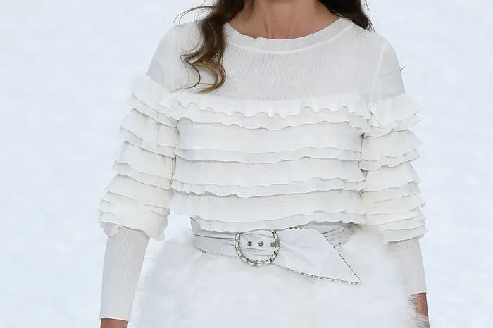 Die Präsentation der letzten Kollektion des kürzlich verstorbenen Designers Karl Lagerfeld wirkte wie eine Hommage an den kreativen Kopf, der Chanel in den letzten Jahrzehnten mit seiner modischen Vision geprägt hatte.