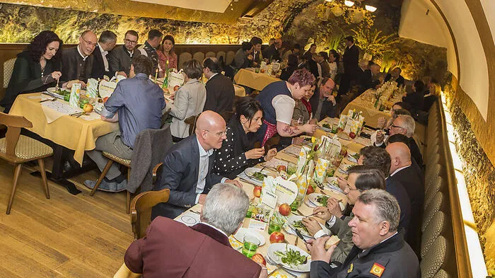 Die Kleine Zeitung und der Verein "Mostbarkeiten" luden zur 12. Apfelweinkost ins Gasthaus Poppmeier in St. Paul.