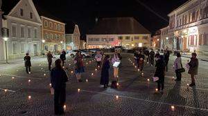 Dutzende Frauen und einige Männer verteilten sich im Rahmen des „feld*stellen“ auf dem Pöllauer Hauptplatz