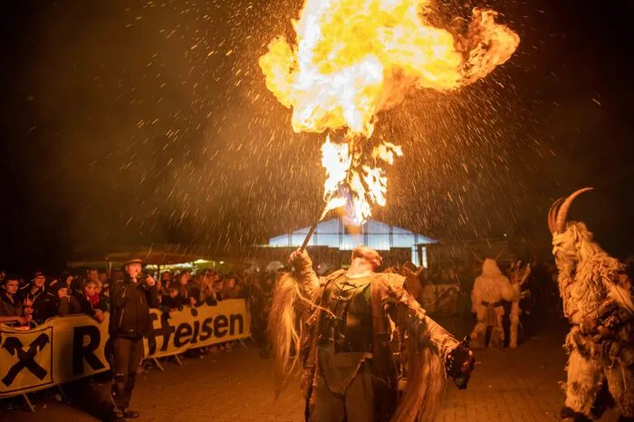 Insgesamt fünf Perchtengruppen heizten den Hunderten Besuchern ein.