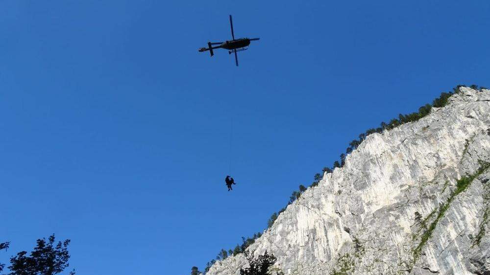 Der Helikopter führte eine Taubergung durch und flog den Verunfallten in ein Krankenhaus
