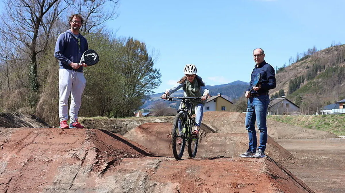 Lukas Labitsch, Claudia Dornhofer und Christian Mayer auf dem neuen Mountainbike-Areal