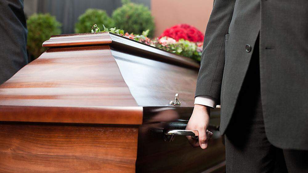 Den Friedhof dürfen bei Begräbnissen beliebig viele Menschen frequentieren