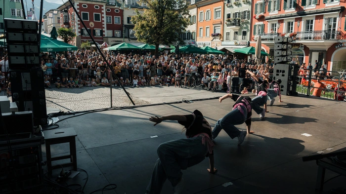 Eine Gruppe tanzt vor vielen Zuschauern am Lienzer Hauptplatz