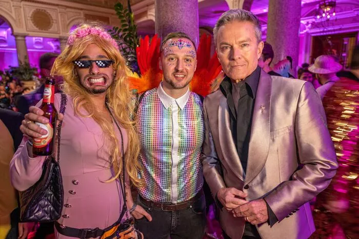 Auch Alfons Haider (rechts) stattet dem 32. Tuntenball einen Besuch ab