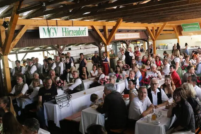 Nicht mit Applaus sparten unter anderen Bürgermeister Martin Kulmer, Unternehmer Gert Puck, Werner Kraßnitzer von der bekannten Buschenschank „Holzer in Holz sowie Allgemeinmedizinerin Klaudia Krassnitzer.