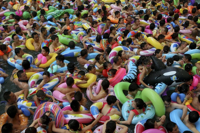 Die Wanne ist voll. Schwimmbecken mit zu vielen Menschen und zu wenig Platz: Adieu!