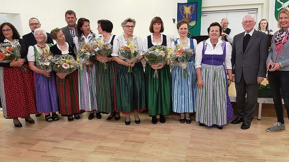 Die neun ehrenamtlichen Mitarbeiterinnen mit Prälat Leopold Städtler und Krimiautorin Claudia Rossbacher (r.)